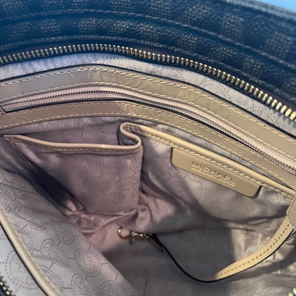 Michael Kors -- Vintage -- Jet Set Travel -- Messenger -- Crossbody - Picture 11 of 11